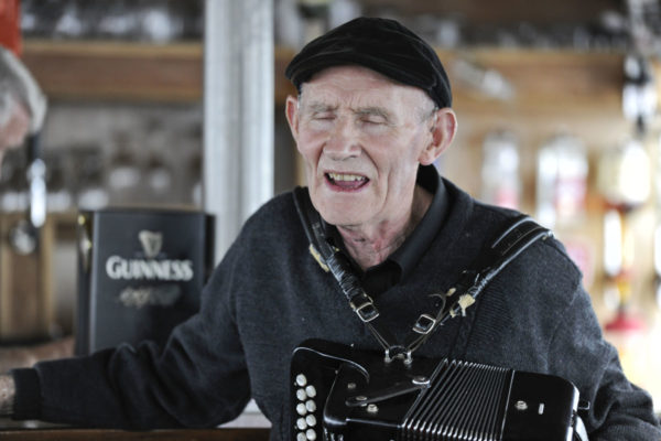 Luxus Reise Irland Irishes Original: Martin Noon - letzter Statist aus John Ford`s „The Quiet Men“ und täglicher Unterhalter auf der „M.V. Isle of Inisfree“