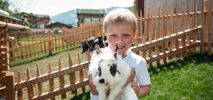 Kinderbauerndorf - Kind mit Hase im miniGUT