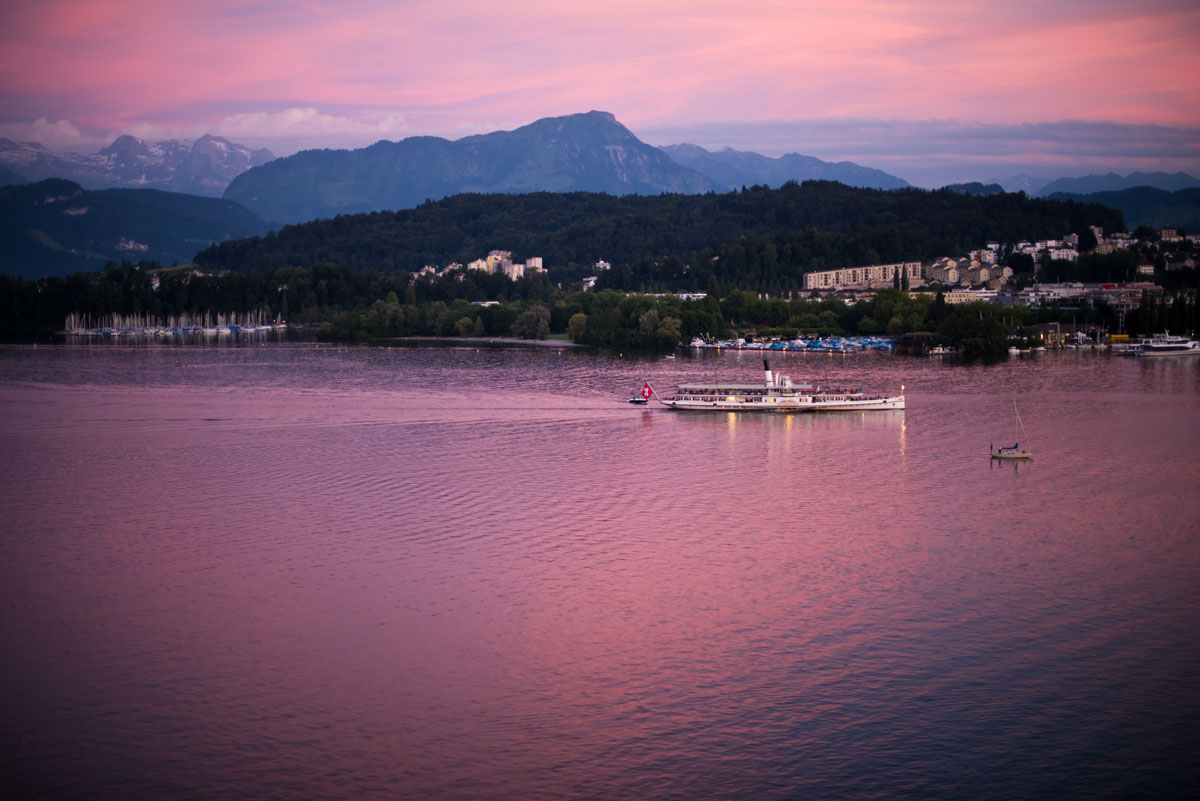 Abendstimmung am Vierwaldstättersee. Der historischen Raddampfer Unterwalden bei Luzern.