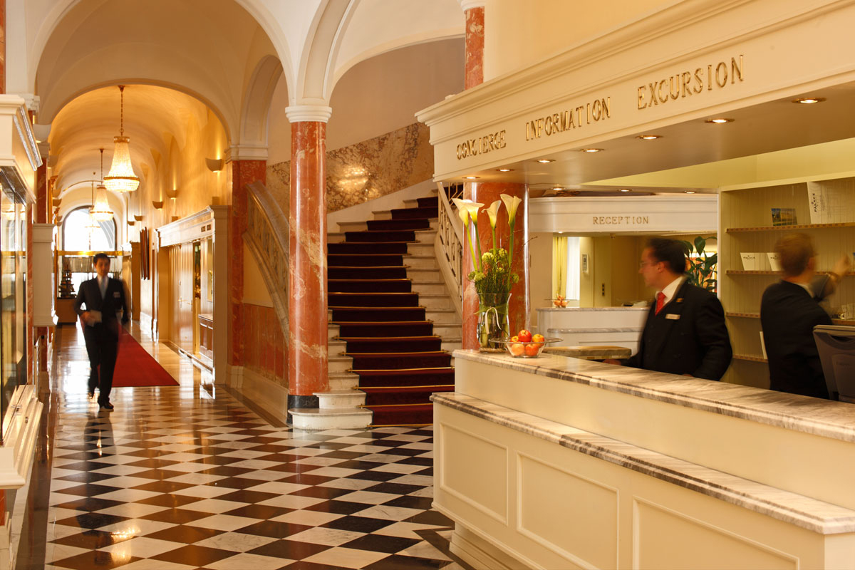 Lobby im neuen Glanz vergangener Zeiten - das Palace Luzern