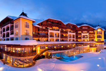 Hotel Post Lermoos und Zugspitze in atemberaubender Winterlandschaft