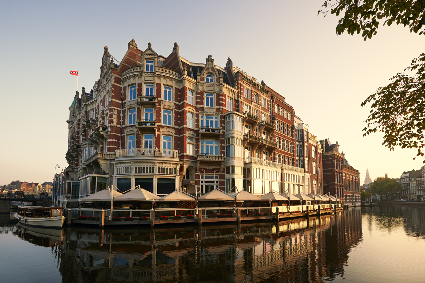 Das zu den Leading Hotels of the World gehörige Hotel De L‘Europe blickt auf eine architektonische Tradition bis ins 12. Jahrhundert zurück. Zentral gelegen bietet es nicht nur jeden erdenklichen Luxus, es beherbergt auch das mit 2 Michelin Sternen ausgezeichnete Restaurant „Bord‘Eau“