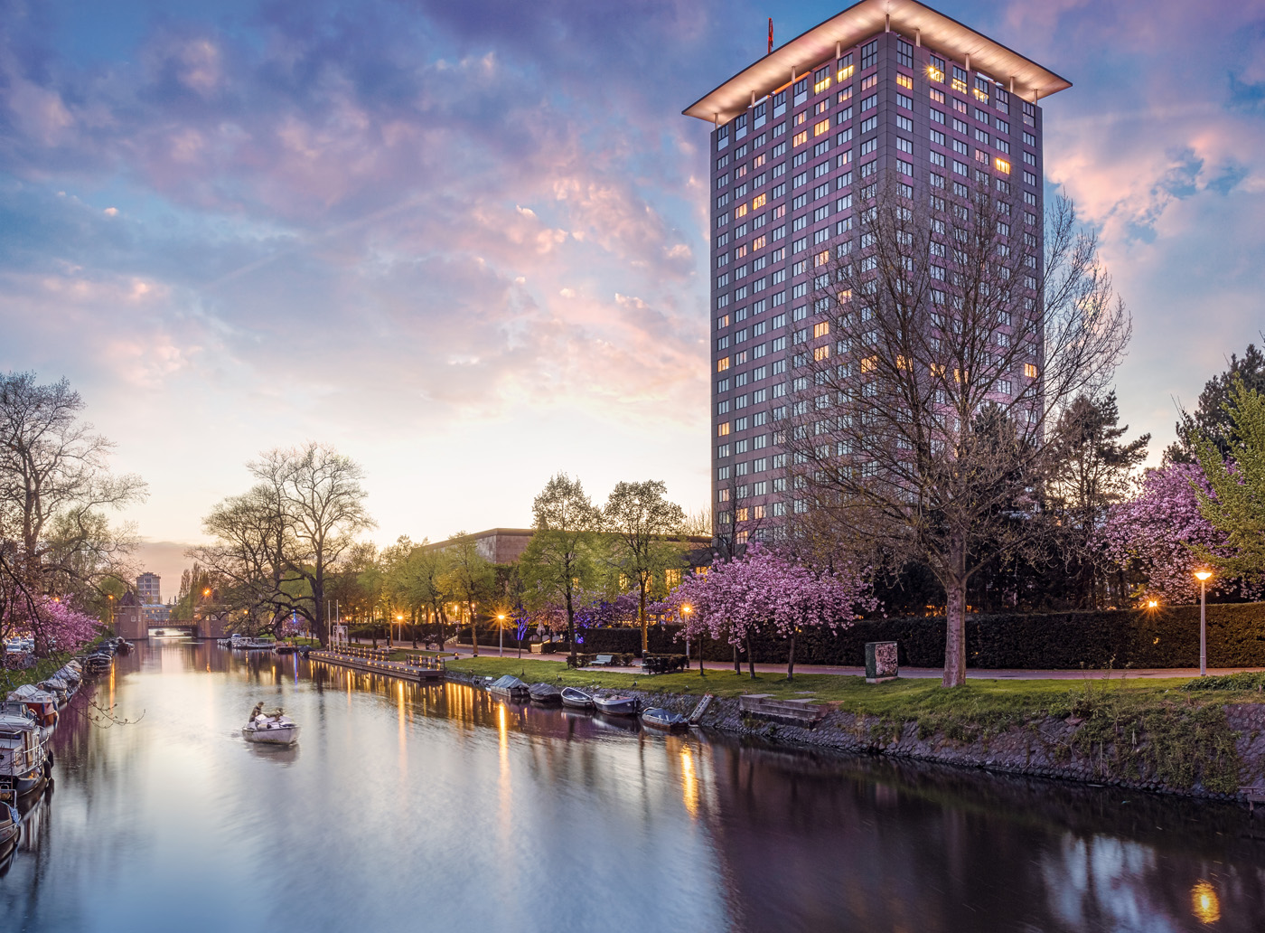 Das Hotel Okura Amsterdam gehört zu den führenden Hotels Amsterdams und bietet neben japanisch minimalistisch angehauchtem Design, auch gleich noch 2 weitere Sternerestaurants: das Yamazato Restaurant und das Teppanyaki Restaurant Sazanka