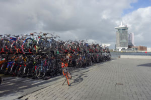 das Velo ist Verkehrsmittel Nr.1 in Amsterdam. Wichtig ist dabei, sich seinen Stellplatz zu merken das Velo ist Verkehrsmittel Nr.1 in Amsterdam. Wichtig ist dabei, sich seinen Stellplatz zu merken