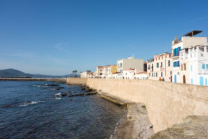 Blick auf die mächtige Stadtmauer von Alghero