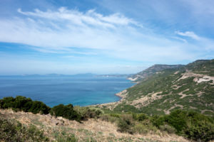 endlose Kurven und unbebaute Natur - die Bucht von Porto Conto