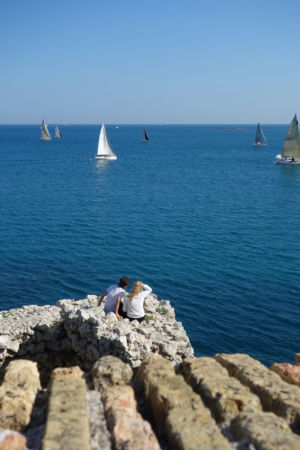 im Sommer finden zahlreiche Regatten entlang der Küste statt