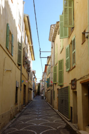 die Engen Gassen der Altstadt von Antibes laden zum Bummeln und Entdecken ein