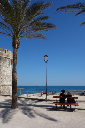 Azurblauer Nachmittag am 
Festungsufer von Antibes