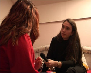 „Inge Bell im Gespräch mit Mädchen aus einem Bordell im Kosovo“ © Inge Bell „Inge Bell im Gespräch mit Mädchen aus einem Bordell im Kosovo“ © Inge Bell