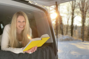 Das große Bett im VW T6 Ausbau lädt ein zum relaxen. Das große Bett im VW T6 Ausbau lädt ein zum relaxen.