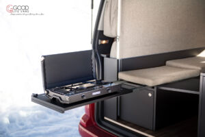 Der Gaskocher lässt sich über einen Schwerlastauszug unter die Heckklappe ziehen. Der Gaskocher lässt sich über einen Schwerlastauszug unter die Heckklappe ziehen.