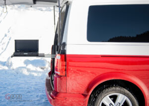 Der Gaskocher lässt sich über einen Schwerlastauszug unter die Heckklappe ziehen. Der Gaskocher lässt sich über einen Schwerlastauszug unter die Heckklappe ziehen.