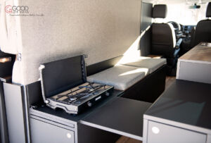 Im Van Ausbau für VW T6 von Good Life Vans kann man sowohl im Innenraum, als auch außerhalb des Bus kochen Im Van Ausbau für VW T6 von Good Life Vans kann man sowohl im Innenraum, als auch außerhalb des Bus kochen