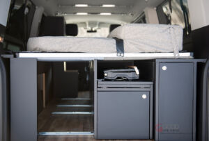 Der Van Ausbau besticht durch hochwertige Materialien, exklusive Stoffe und moderne Oberflächen. Der Van Ausbau besticht durch hochwertige Materialien, exklusive Stoffe und moderne Oberflächen.