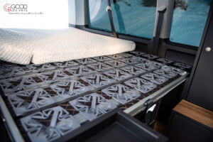 Der Good Life Van Ausbau bietet das komfortabelste und bequemste Bett bei Reisemobilen. Der Good Life Van Ausbau bietet das komfortabelste und bequemste Bett bei Reisemobilen.