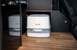 Sogar eine Toilette ist im Van Ausbau von Good Life Vans an Bord - auch beim kurzen Radstand Sogar eine Toilette ist im Van Ausbau von Good Life Vans an Bord - auch beim kurzen Radstand