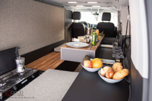 Camper Ausbau VW T6 Wohnraum mit großzügiger Küche Camper Ausbau VW T6 Wohnraum mit großzügiger Küche